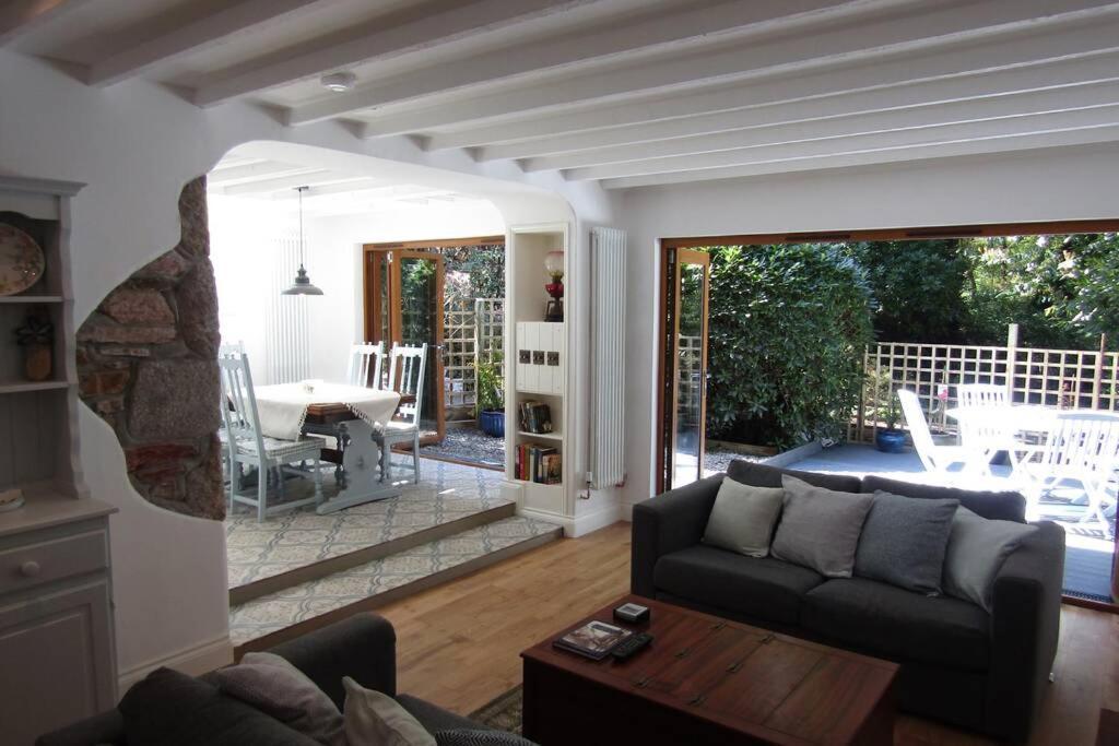 סנט אוסטל Lovely Spacious Cottage Near The Coast מראה חיצוני תמונה