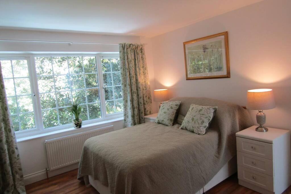 סנט אוסטל Lovely Spacious Cottage Near The Coast מראה חיצוני תמונה
