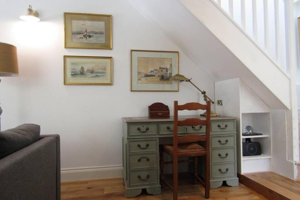 סנט אוסטל Lovely Spacious Cottage Near The Coast מראה חיצוני תמונה