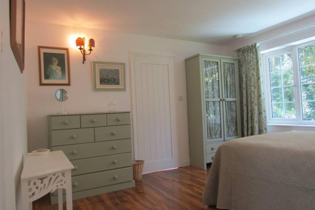 סנט אוסטל Lovely Spacious Cottage Near The Coast מראה חיצוני תמונה