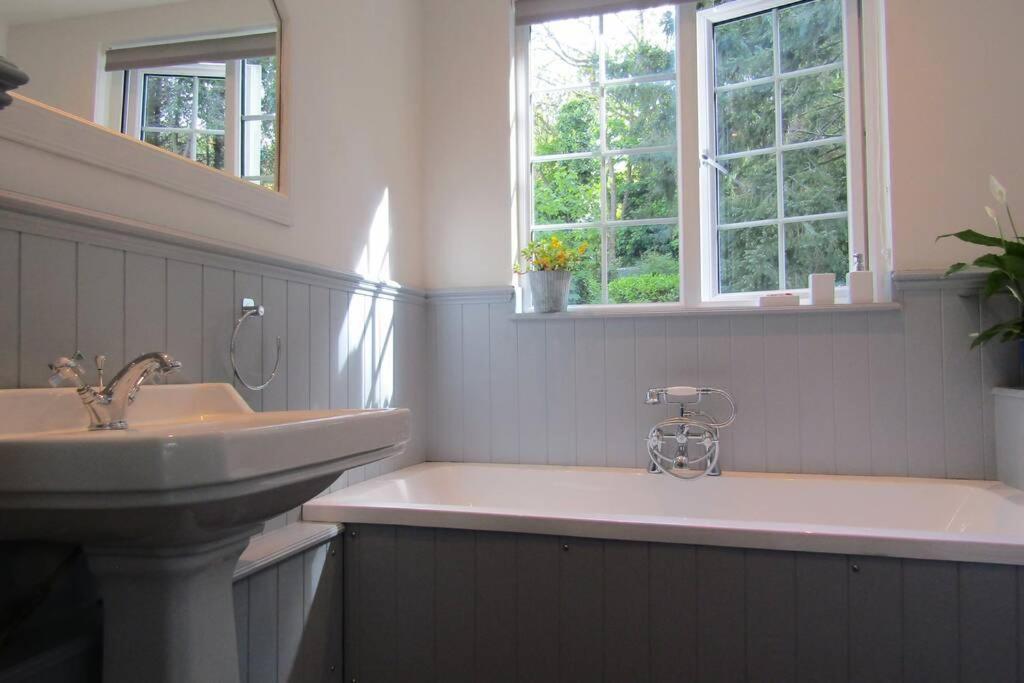 סנט אוסטל Lovely Spacious Cottage Near The Coast מראה חיצוני תמונה