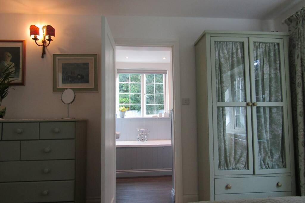 סנט אוסטל Lovely Spacious Cottage Near The Coast מראה חיצוני תמונה